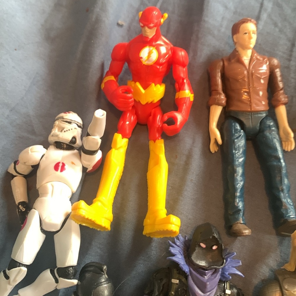 Assorted action figures - Picture 3 of 4
